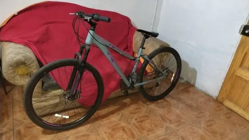 Bicicleta de montaña gris - 4