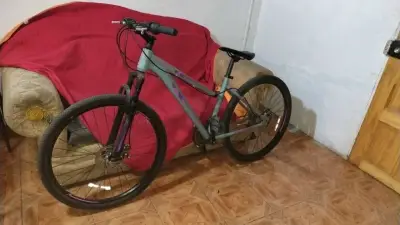 Bicicleta de montaña gris - miniatura 4