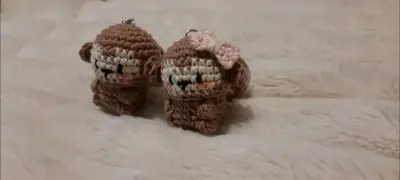 Llaveros de mono tejidos a mano - miniatura 2