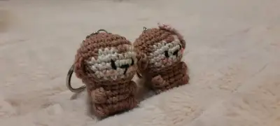 Llaveros de mono tejidos a mano - miniatura 3