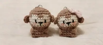 Llaveros de mono tejidos a mano - miniatura 4