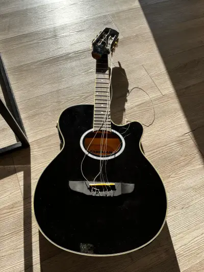 Guitarra electroacústica rota negra marca Freeman - miniatura 1