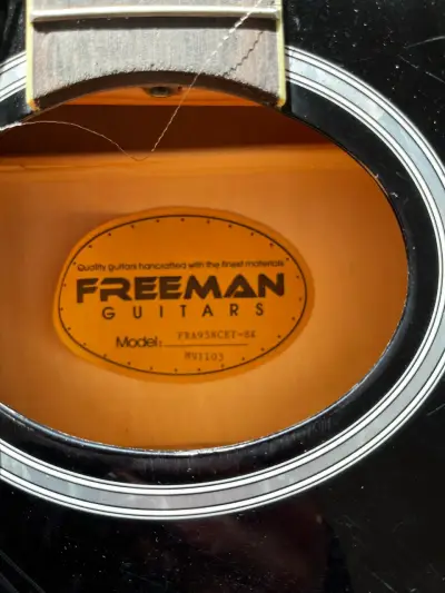 Guitarra electroacústica rota negra marca Freeman - miniatura 2