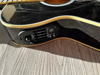 Guitarra electroacústica rota negra marca Freeman - miniatura 3