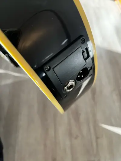 Guitarra electroacústica rota negra marca Freeman - miniatura 4