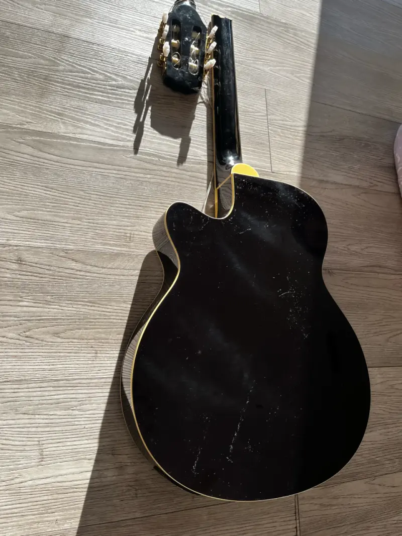 Guitarra electroacústica rota negra marca Freeman - 5