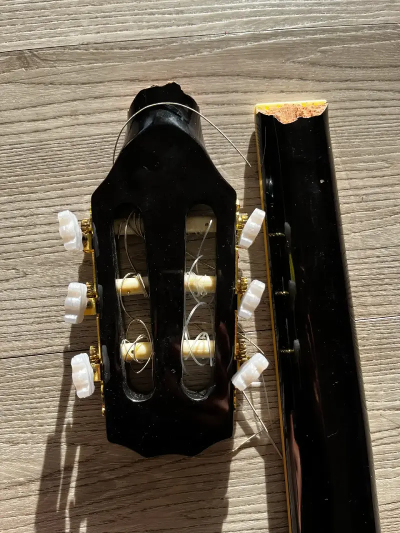 Guitarra electroacústica rota negra marca Freeman - 6