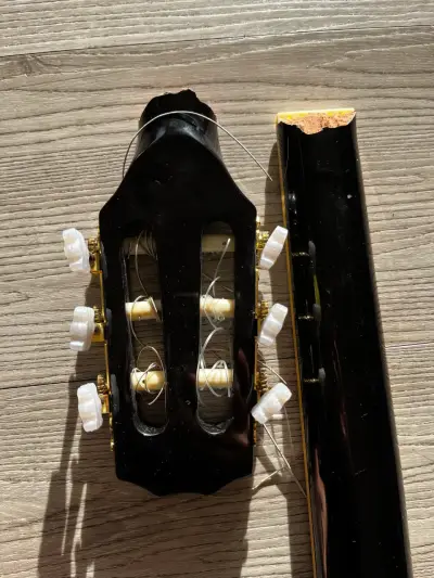 Guitarra electroacústica rota negra marca Freeman - miniatura 6