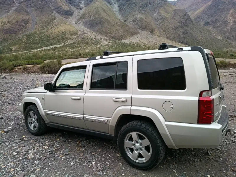 Camioneta Sub Jeep Comander 4x4 - 1
