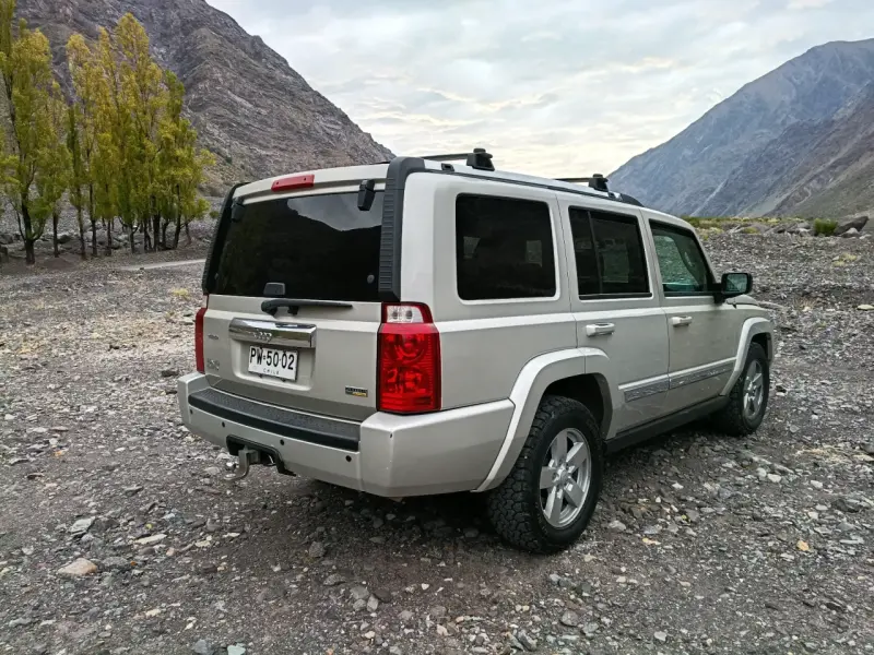 Camioneta Sub Jeep Comander 4x4 - 2