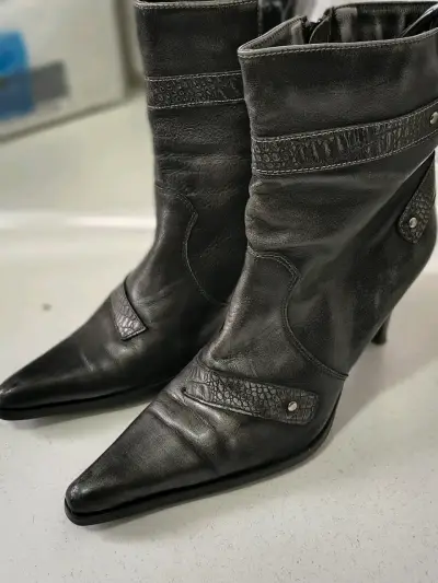 Botas negras de cuero - miniatura 1