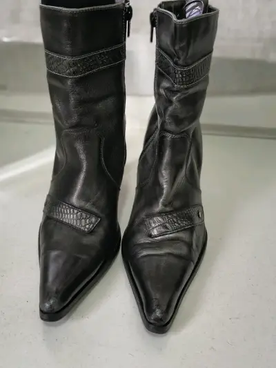 Botas negras de cuero - miniatura 2