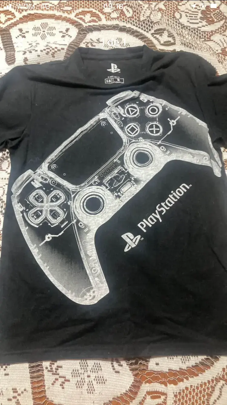 Polera PlayStation negra estampada