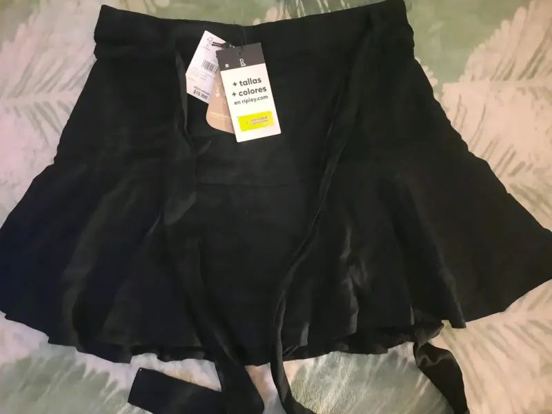 Falda negra nueva con etiquetas