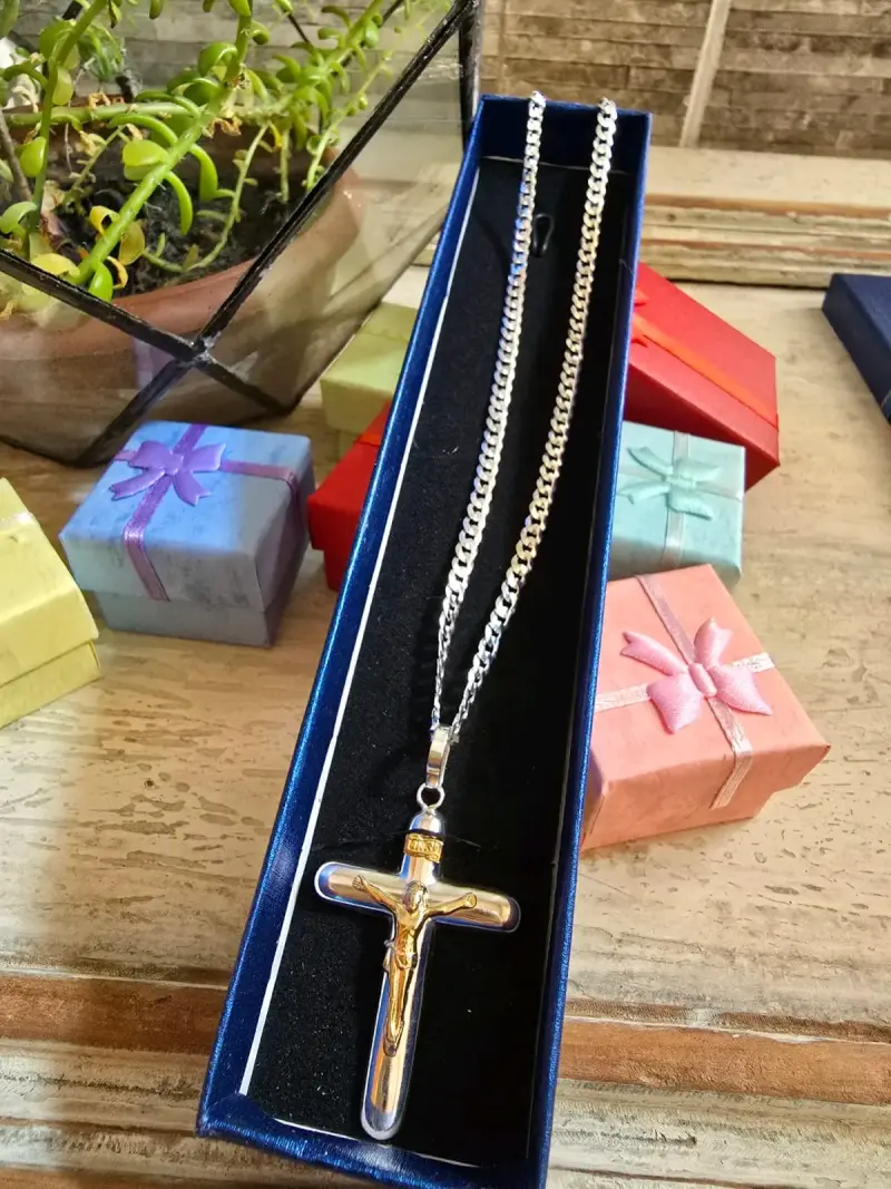 Cadena de plata con crucifijo y cristo en oro