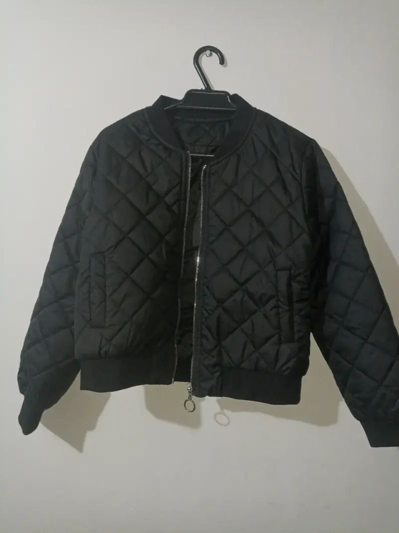 Chaqueta bomber negra acolchada