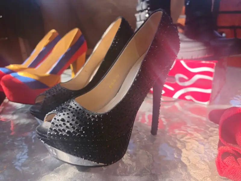 Zapatos de tacón alto negros strass
