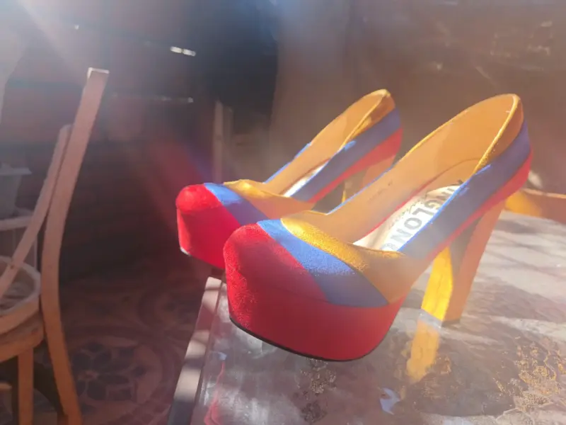 Zapatos taco alto tricolor