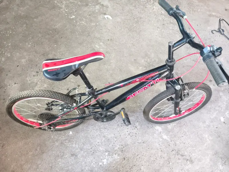 Bicicleta BMX Besatti negra y roja - 1