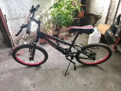 Bicicleta BMX Besatti negra y roja - miniatura 2