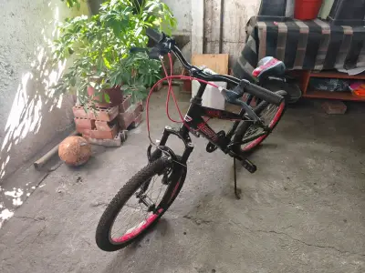 Bicicleta BMX Besatti negra y roja - miniatura 3