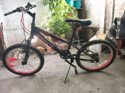 Bicicleta BMX Besatti negra y roja - miniatura 4