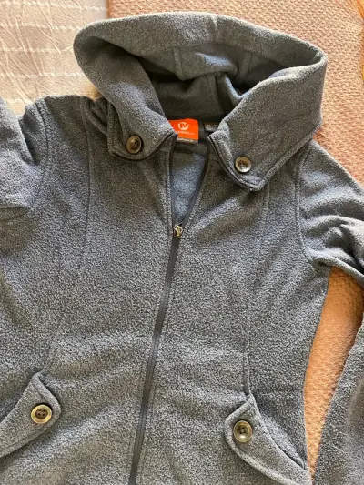 Polerón gris con capucha - miniatura 1