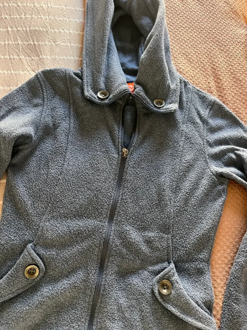 Polerón gris con capucha - 2