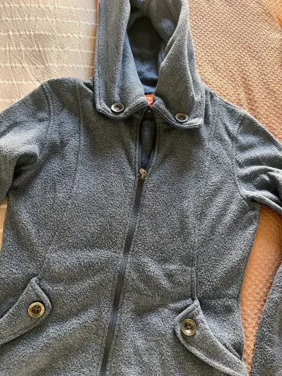 Polerón gris con capucha - miniatura 2