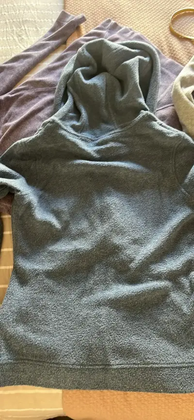 Polerón gris con capucha - miniatura 3