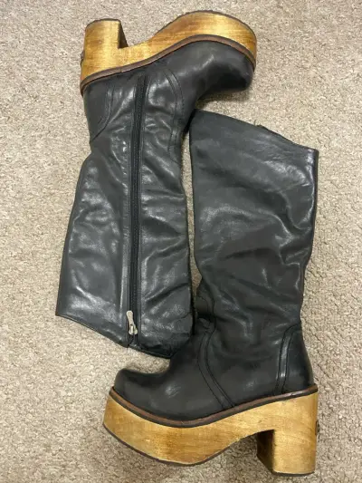 Botas negras de cuero con plataforma - miniatura 1
