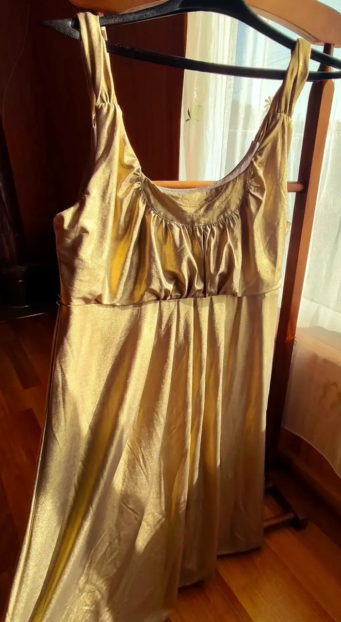 Vestido dorado elegante