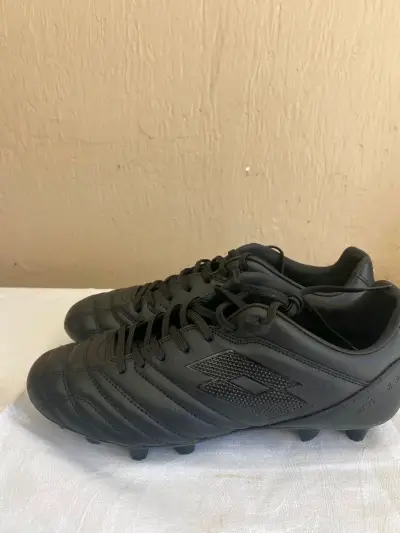 Zapatos de fútbol negros Lotto - miniatura 3