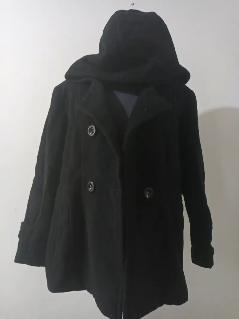 Abrigo negro con capucha
