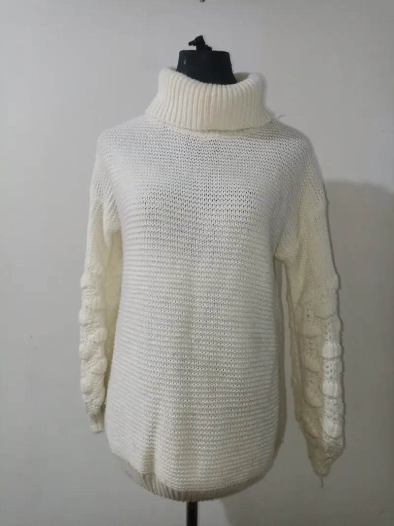 Suéter blanco de cuello alto