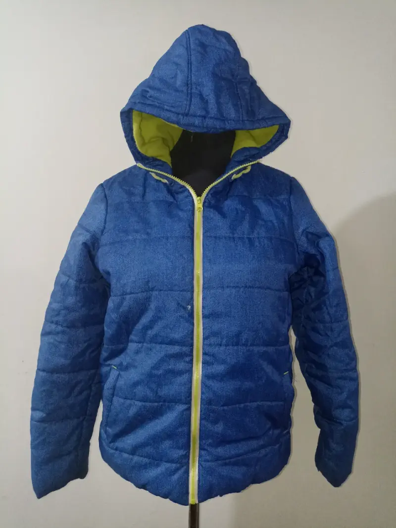 Chaqueta acolchada azul con capucha de hombre