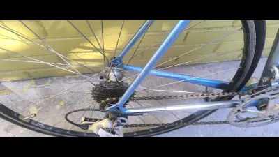 Bicicleta de carretera azul - miniatura 2