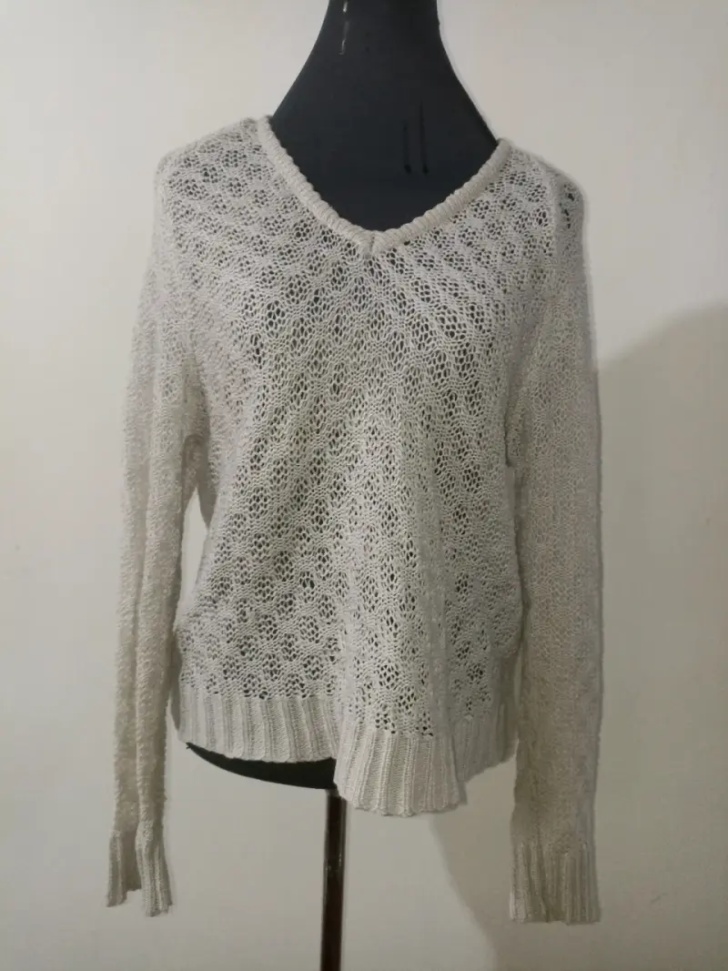 Suéter beige de encaje para mujer