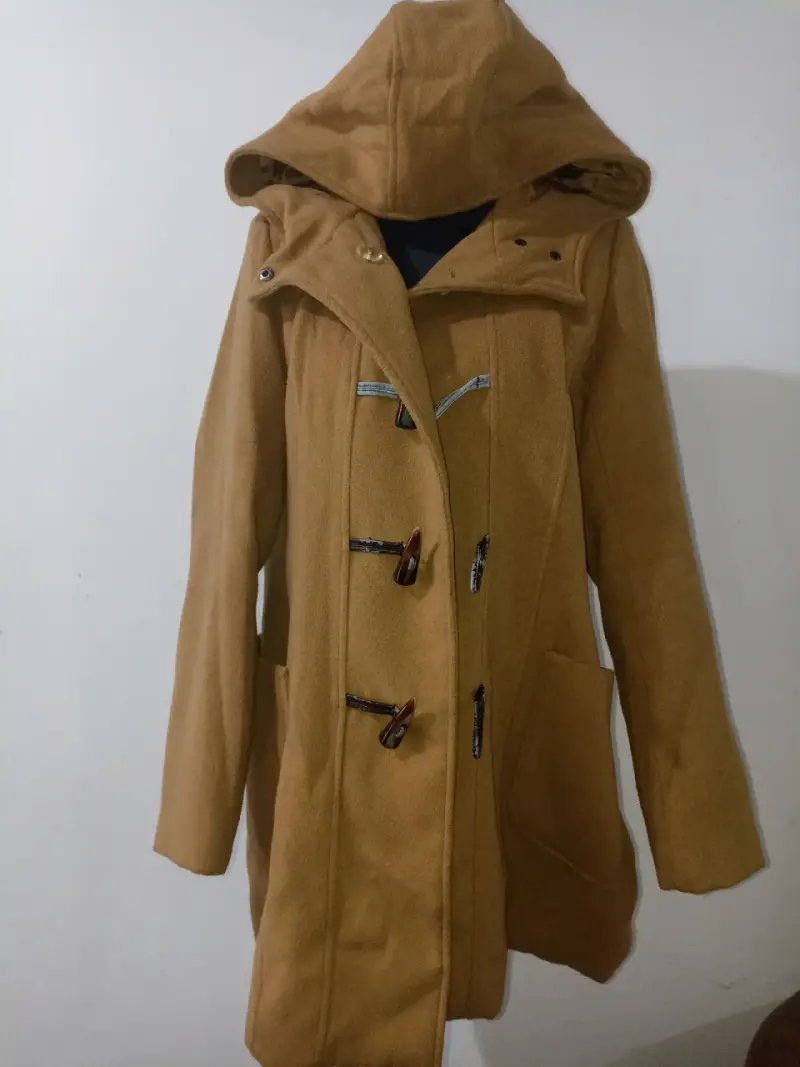 Abrigo camel con capucha