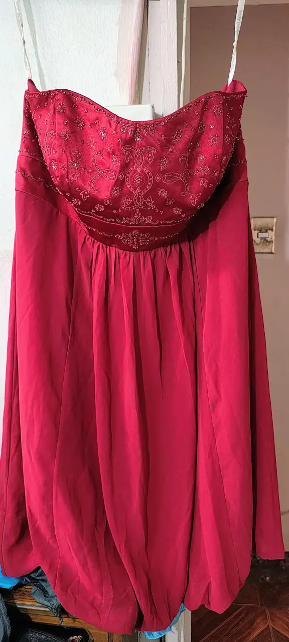 Vestido rojo de fiesta, con detalles bordados - 1