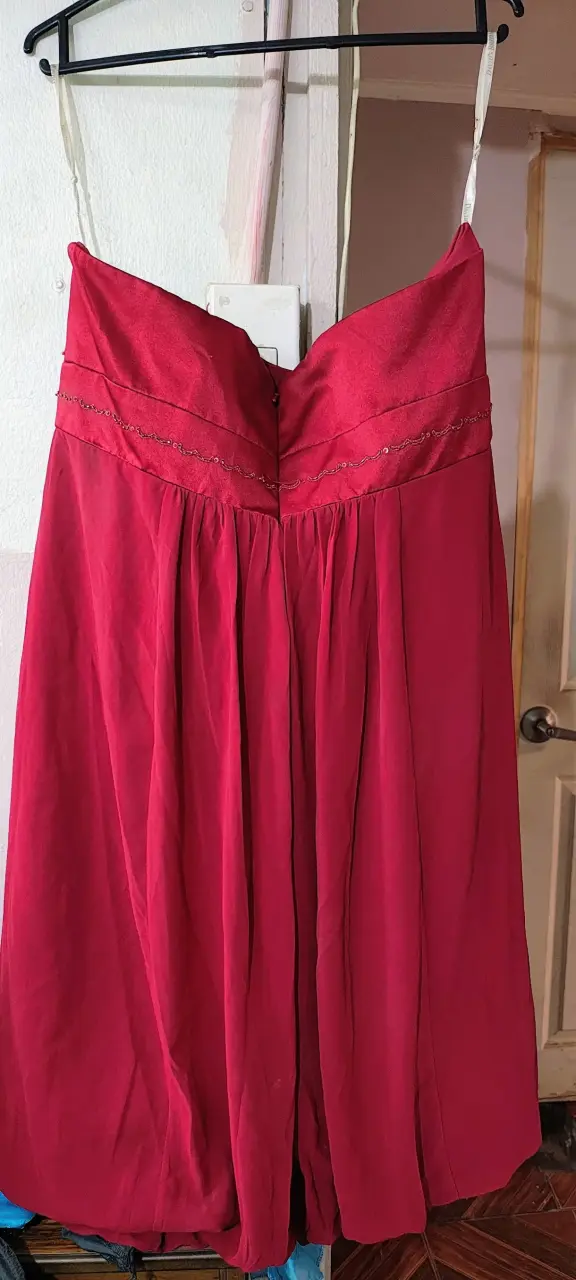 Vestido rojo de fiesta, con detalles bordados - 2