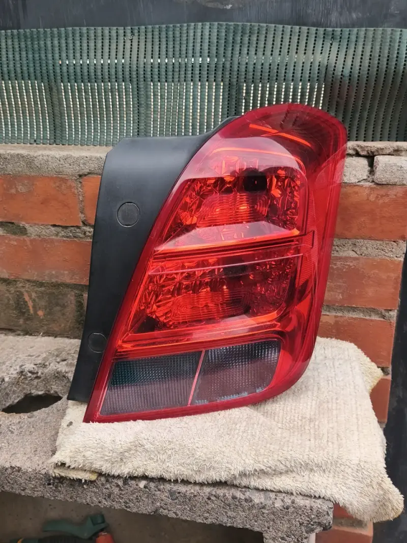 Foco trasero Derecho Original Chevrolet Tracker - 1