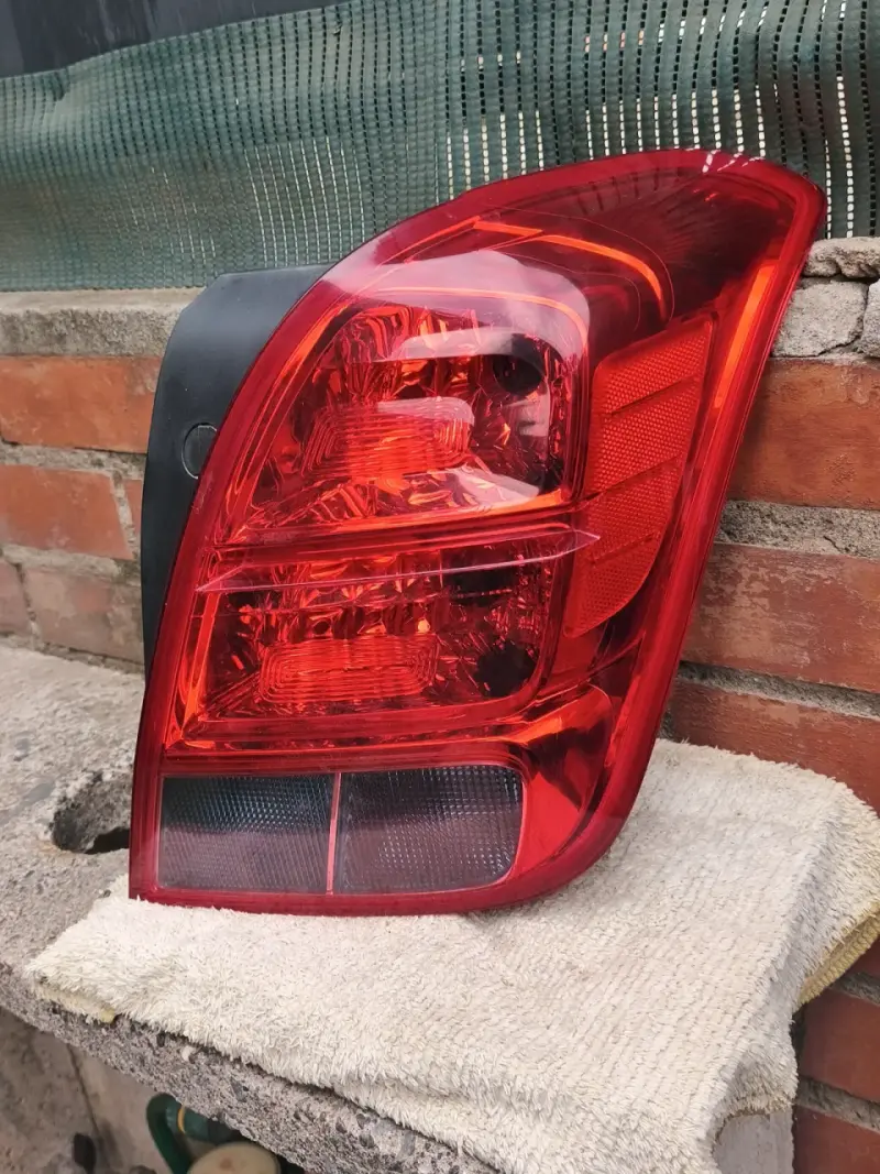 Foco trasero Derecho Original Chevrolet Tracker - 2