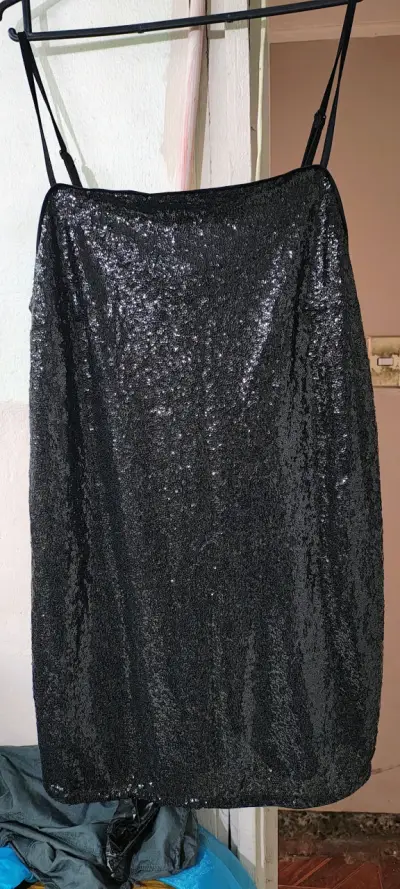 Vestido negro con lentejuelas - miniatura 1