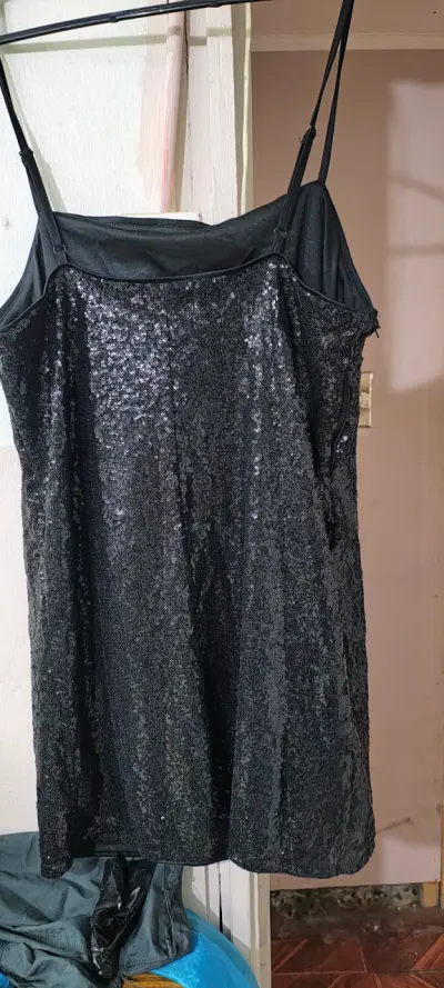 Vestido negro con lentejuelas - miniatura 2