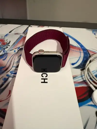 Reloj Apple Watch se2 con correa roja/verde - miniatura 1