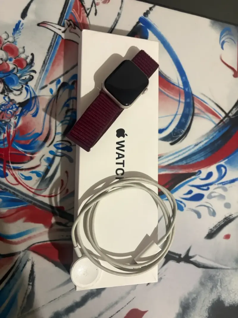 Reloj Apple Watch se2 con correa roja/verde - 2