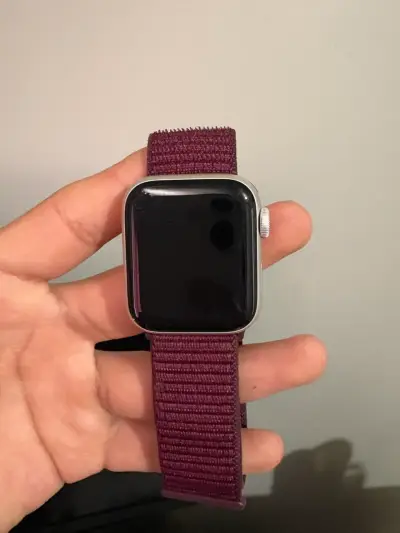 Reloj Apple Watch se2 con correa roja/verde - miniatura 3