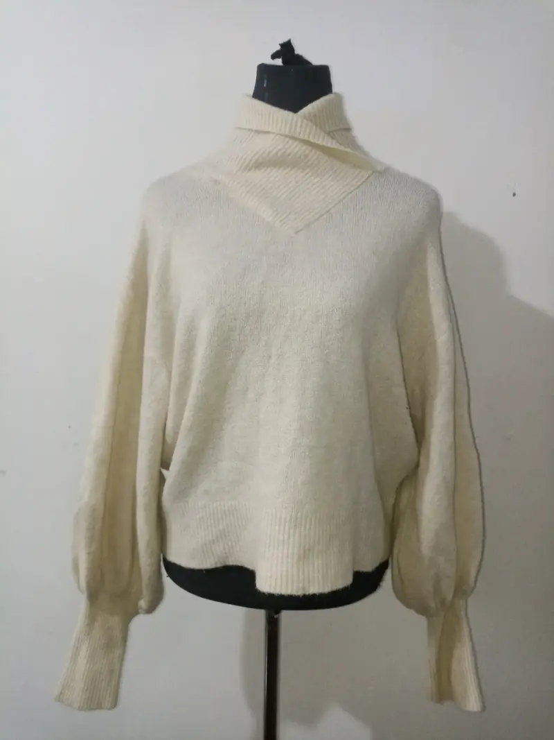 Suéter beige cuello alto
