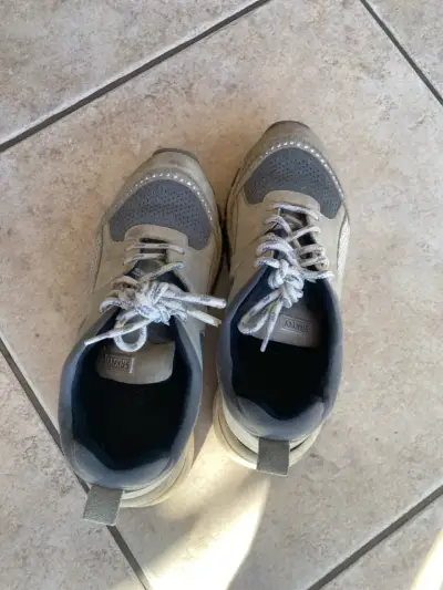 Zapatillas deportivas grises usadas - miniatura 1